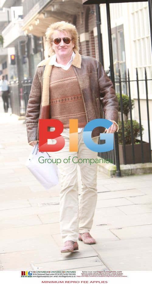 Rod Stewart leaves hairdressers in London