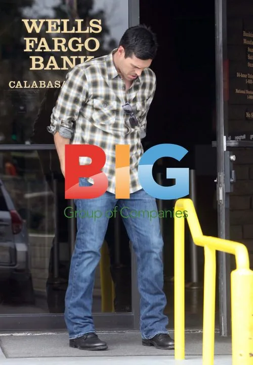 Eddie Cibrian leaves bank in Burbank