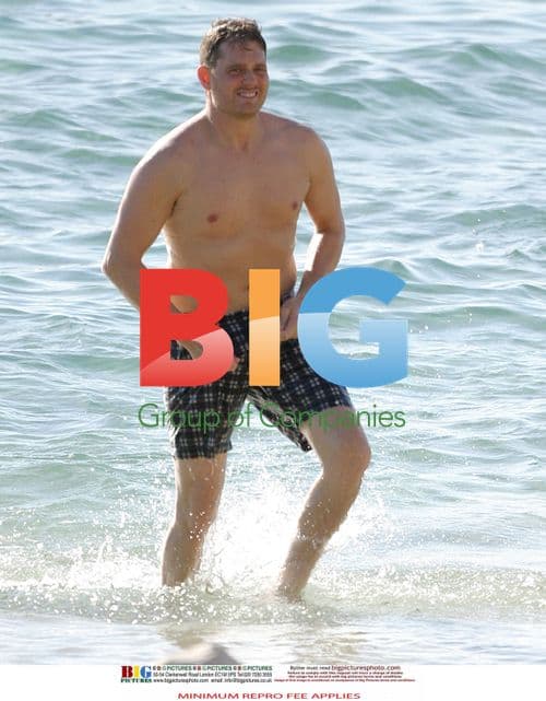 Michael Bublé and Luisana Lopilato on Perth Beach