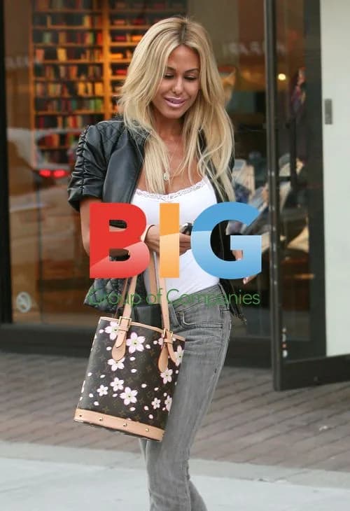 Shauna Sands Spotted with Daughter