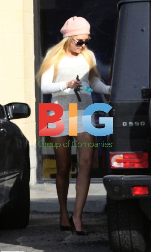 Amanda Bynes Donating Clothes