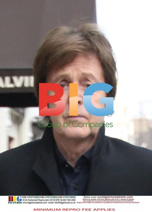 Paul McCartney Leaves Hair Salon