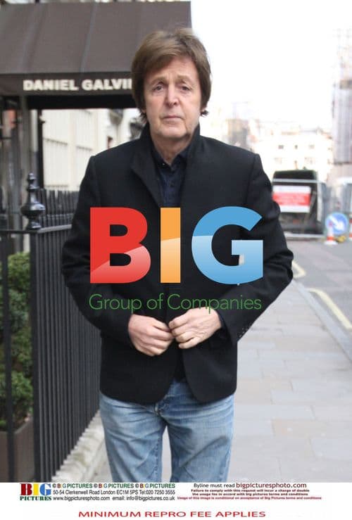 Paul McCartney Leaves Hair Salon