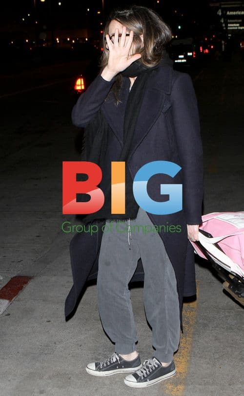 Amanda Peet at LAX Airport