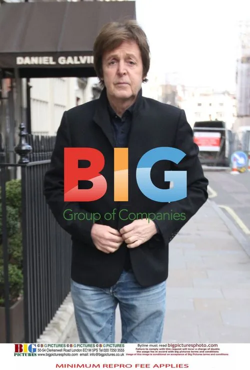 Paul McCartney Leaves Hair Salon