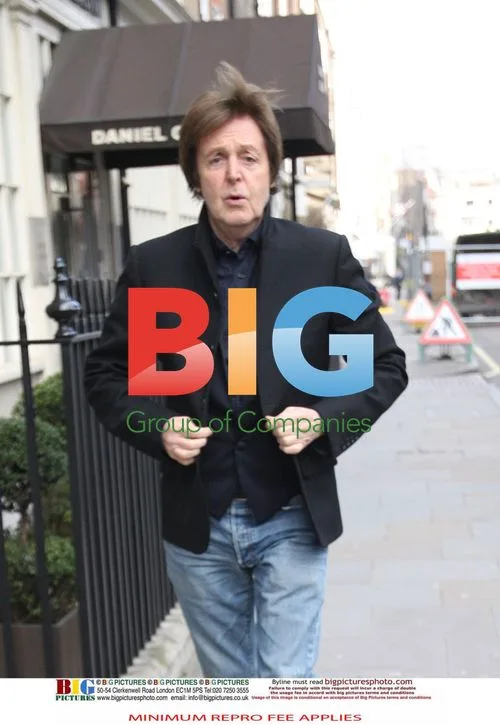 Paul McCartney Leaves Hair Salon