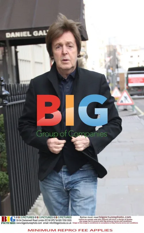 Paul McCartney Leaves Hair Salon
