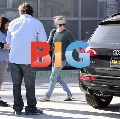 Amanda Seyfried gets Audi Q5 serviced