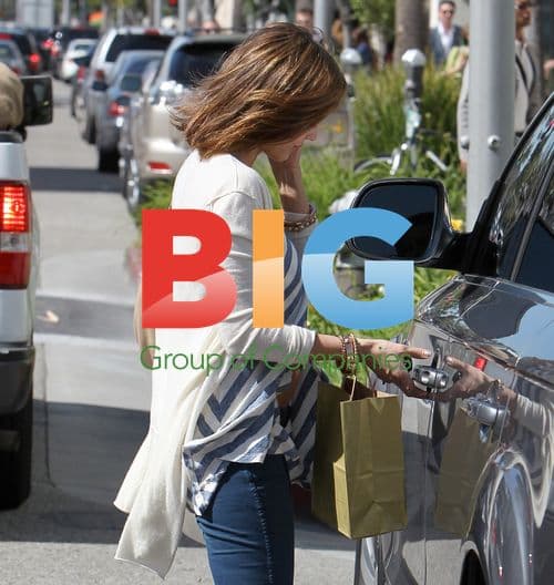 Jessica Alba Picks Up Nail Polish in Beverly Hills