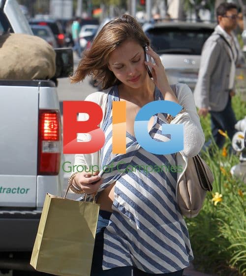 Jessica Alba Picks Up Nail Polish While Pregnant