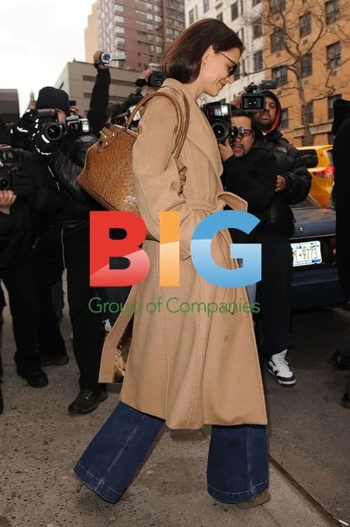 Katie Holmes Runs Errands in NYC