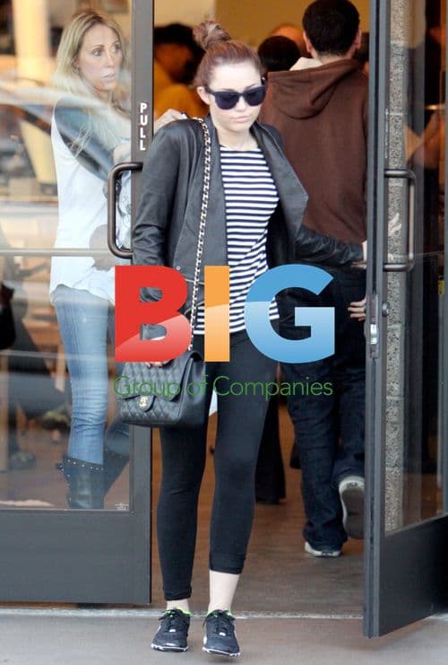 Miley Cyrus Leaves Cafe, Argues with Photographer