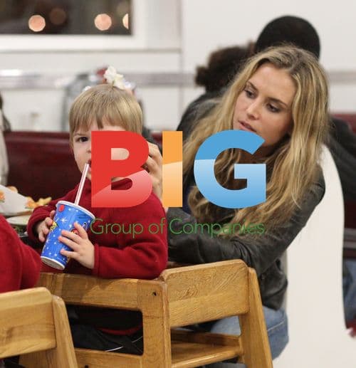 Brooke Mueller with Twin Sons at Johnny Rockets