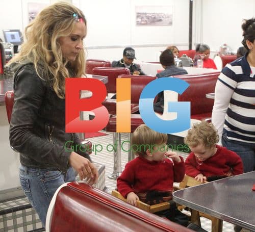 Brooke Mueller takes sons to Johnny Rockets