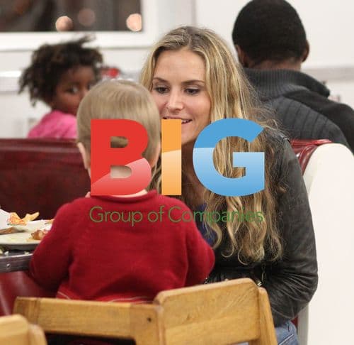 Brooke Mueller and Sons Eat at Johnny Rockets