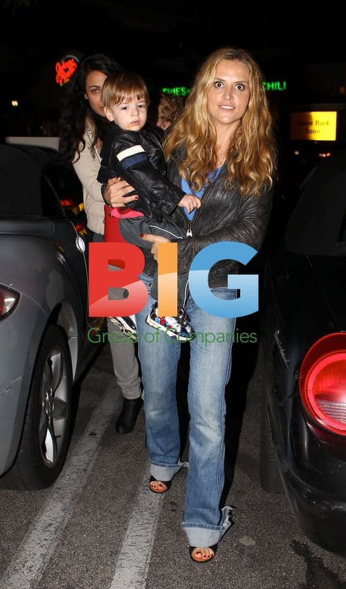 Brooke Mueller and Sons Eat at Johnny Rockets