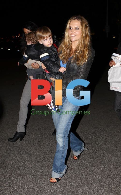 Brooke Mueller takes twins to dine out