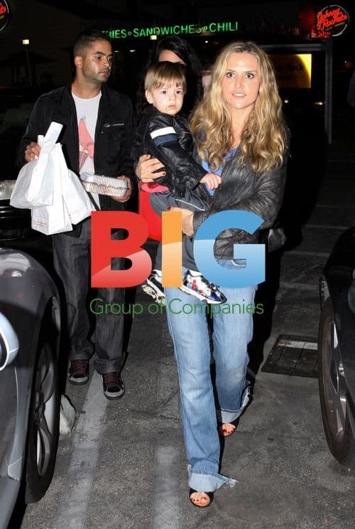 Brooke Mueller and Twins at Johnny Rockets