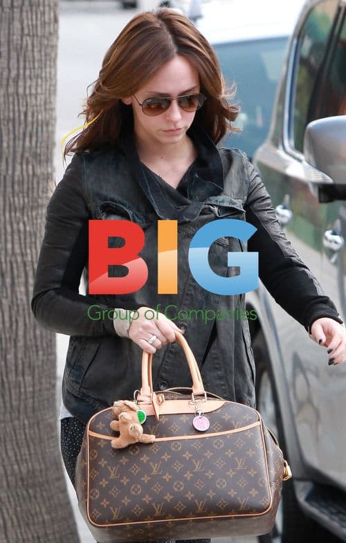 Jennifer Love Hewitt Running Errands