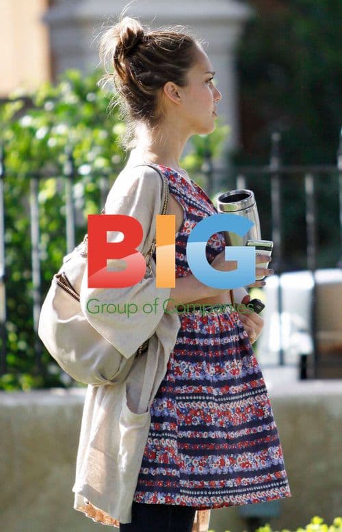 Pregnant Jessica Alba Leaves Home, Hugs Woman