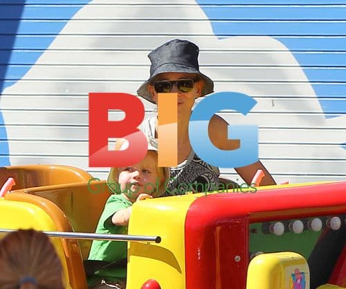 Naomi Watts and Liev Schreiber biking with kids