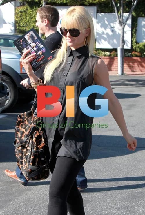 Mena Suvari Hugging Friend in L.A.