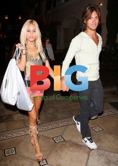 Shauna Sand and Husband Shop at Apple Store