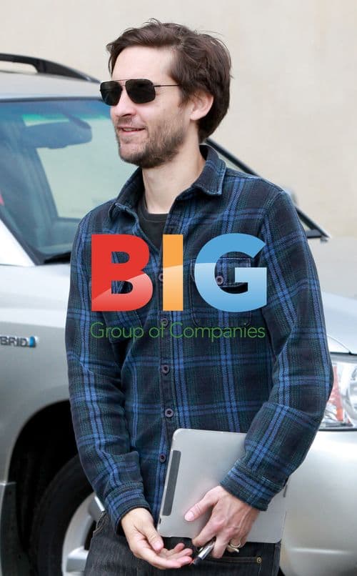 Tobey Maguire and Jennifer Meyer at Starbucks