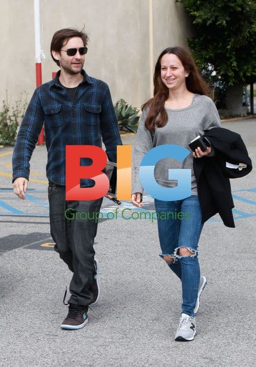 Tobey Maguire & Jennifer Meyer at Starbucks
