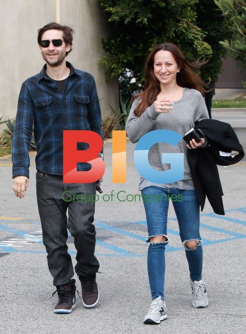 Tobey Maguire and Jennifer Meyer at Starbucks