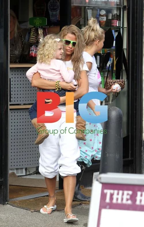 Katie Price visits tanning salon with daughter