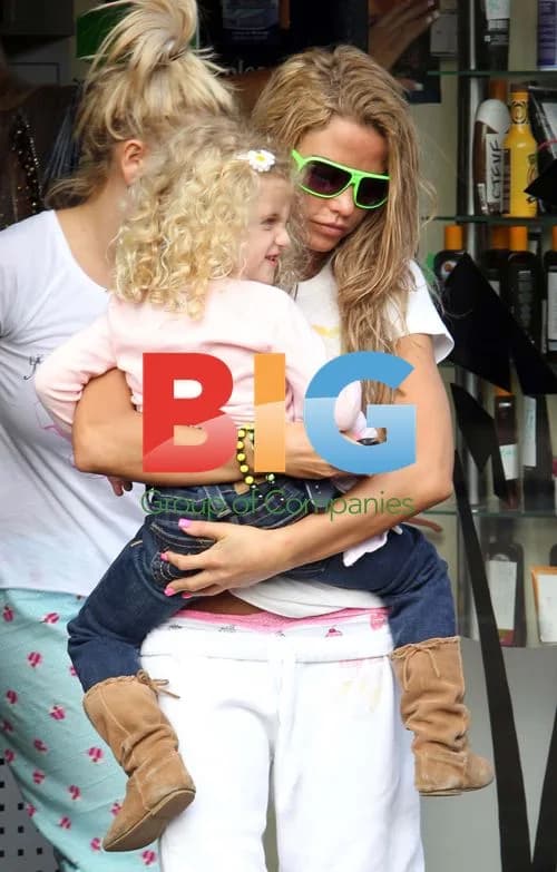 Katie Price visits tanning salon with daughter