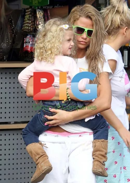 Katie Price visits tanning salon with daughter