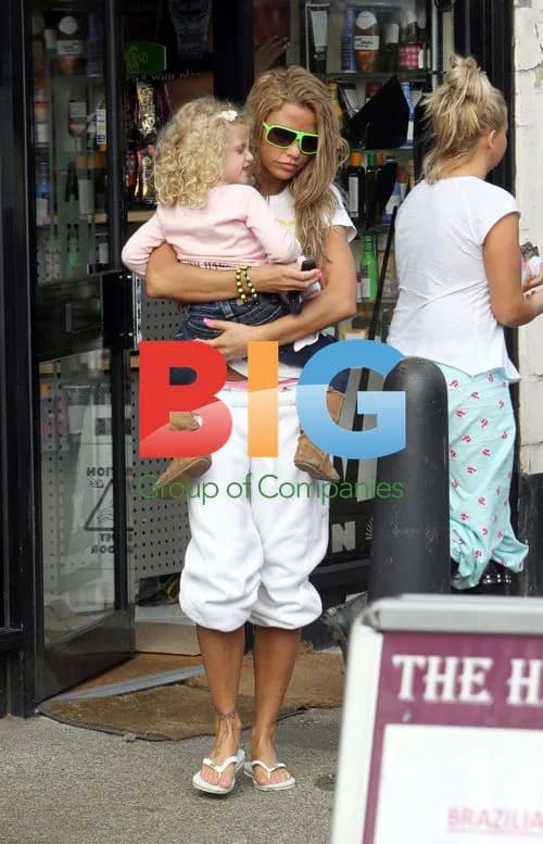 Katie Price visits tanning salon with daughter