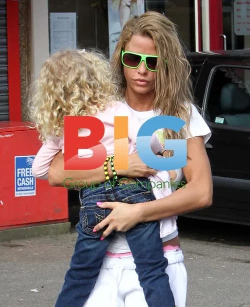 Katie Price visits tanning salon with daughter