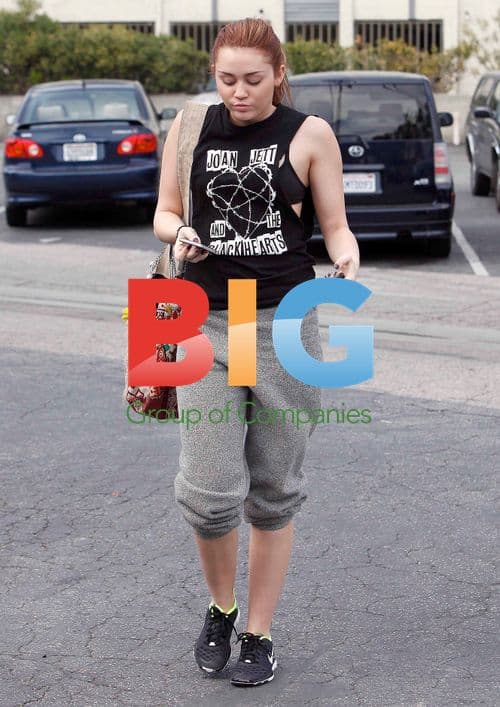 Miley Cyrus and mom dining