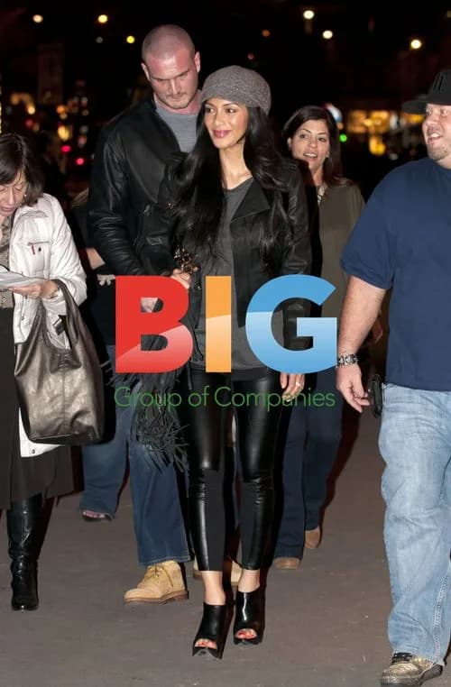 Nicole Scherzinger leaves Paris restaurant