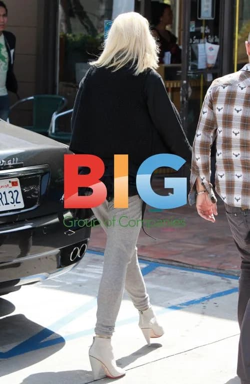 Gwen Stefani Gets Nails Done in West Hollywood