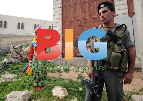 Israeli soldier protects Jewish settler clown in Hebron