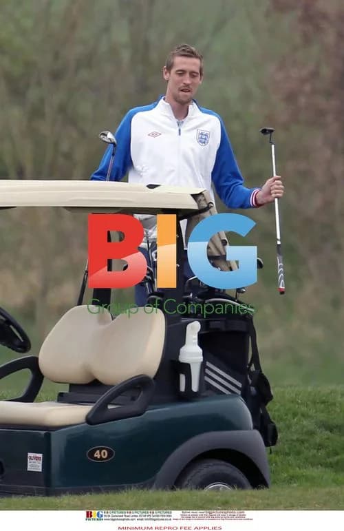 England Football Team Relaxes with Golf Game