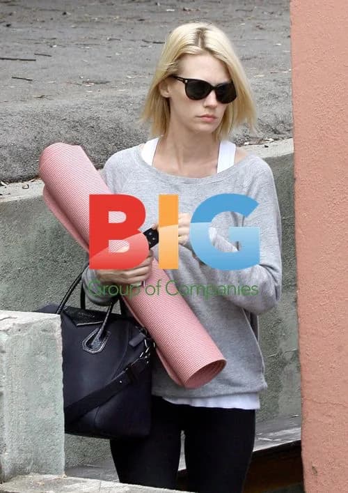 January Jones Leaves Yoga, Runs Errands