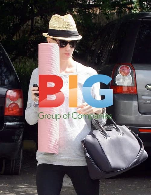 January Jones Leaves Yoga, Runs Errands