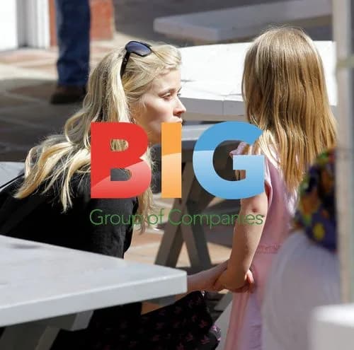 Reese Witherspoon at Brentwood Country Mart