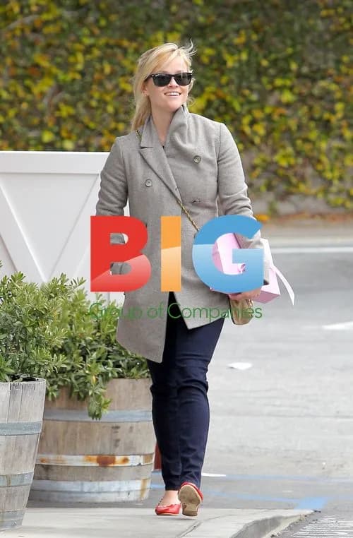 Reese Witherspoon shopping at Brentwood Country Mart