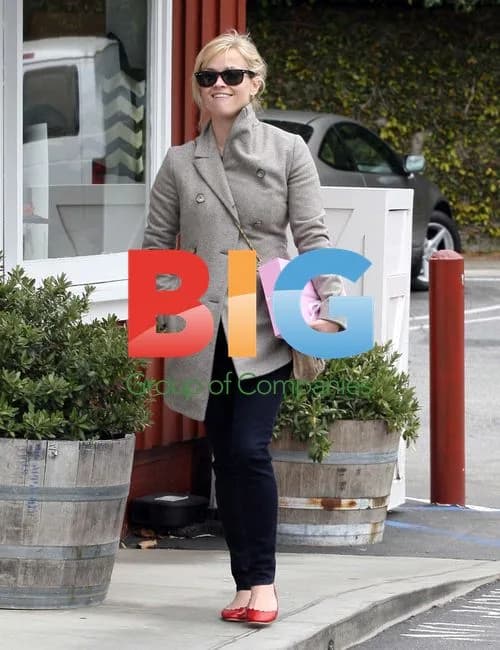 Reese Witherspoon at Brentwood Country Mart