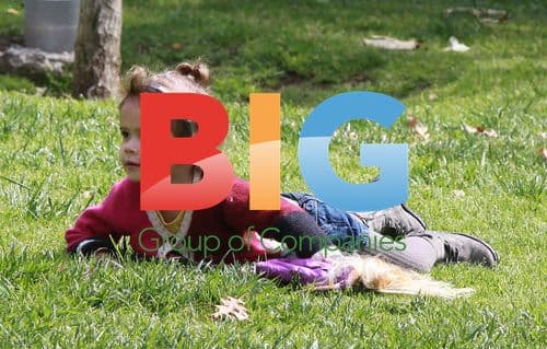 Jessica Alba and daughter Honor at park