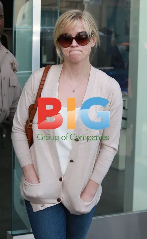 Reese Witherspoon Shopping in Beverly Hills