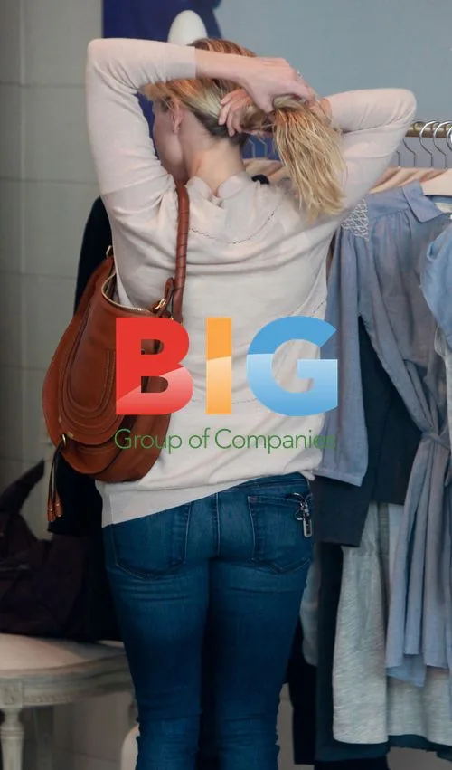 Reese Whiterspoon Shopping in Beverly Hills
