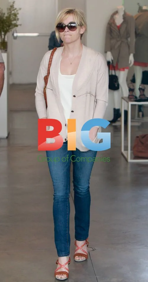 Reese Whiterspoon Shopping in Beverly Hills