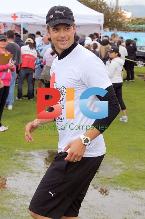 Josh Duhamel and Fergie Run in Tokidoki Relief Event